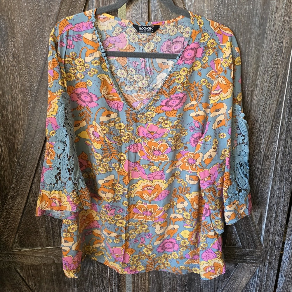 Bloomchic Shirt Women's Size 22/24 Multi Color Floral Lightweight V-Neck Crochet